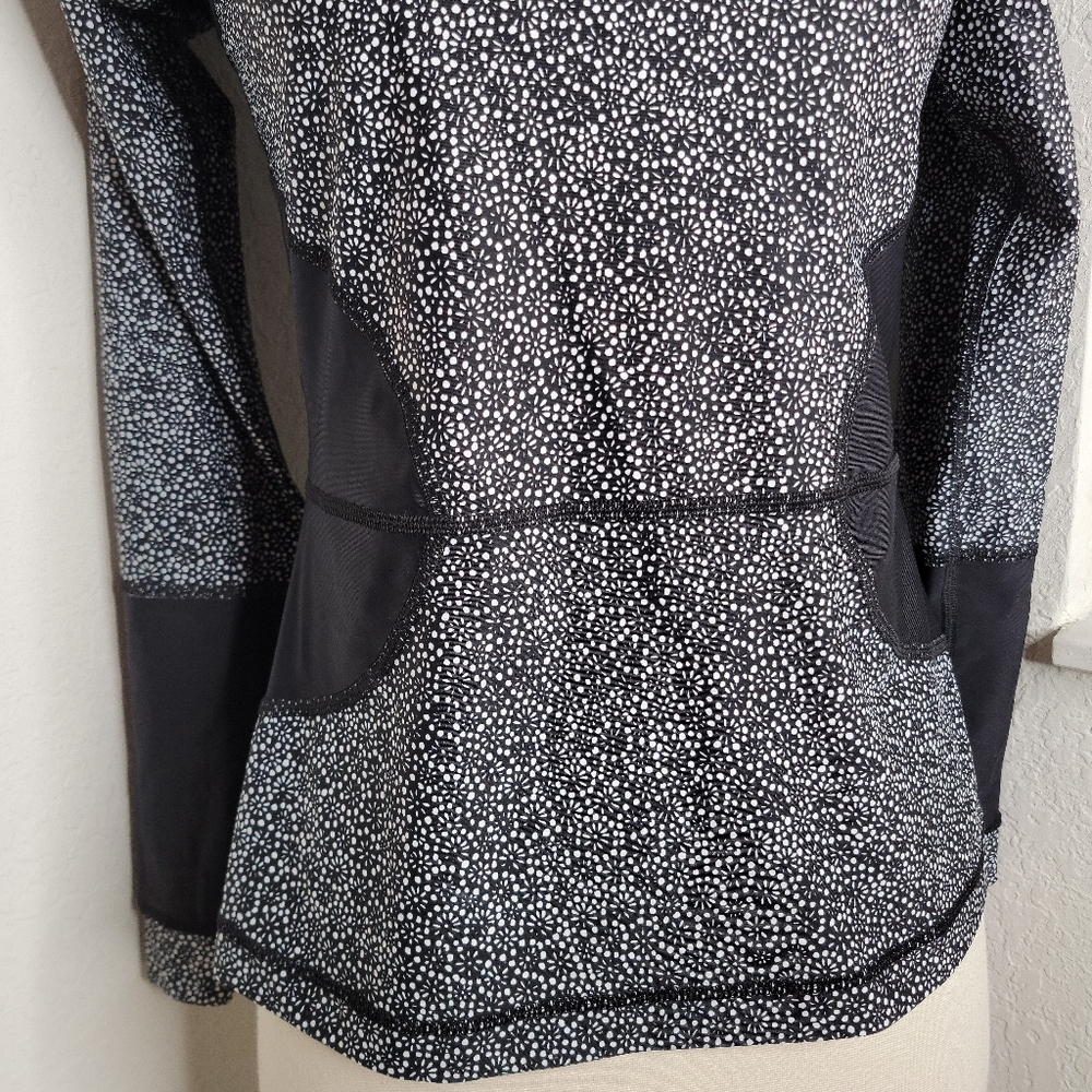 LULULEMON Suns Out Rash Guard 6. - Picture 9 of 11